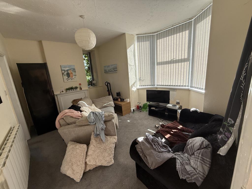 Lot: 171 - RESIDENTIAL INVESTMENT WITH FURTHER POTENTIAL - Flat 1 living room Ground floor